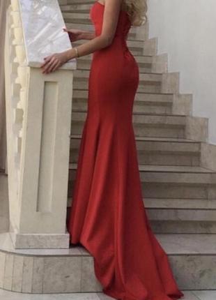 Червона сукня зі шлейфом, з чашками, на випускний