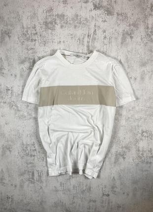 Белая футболка calvin klein с молочной вставкой и брендовой надписью – изысканность в каждой детали