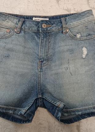 Короткі джинсові шорти з легкими потертостями