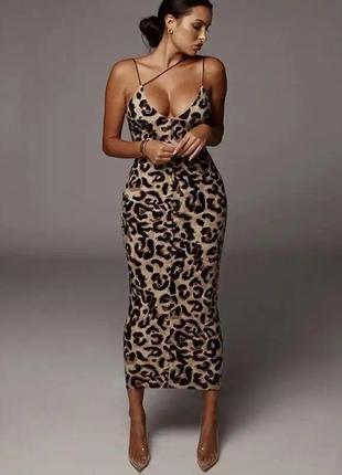 Женское леопардовое платье миди на тонких бретелях