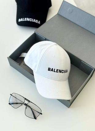 Белая кепка в стиле balenciaga