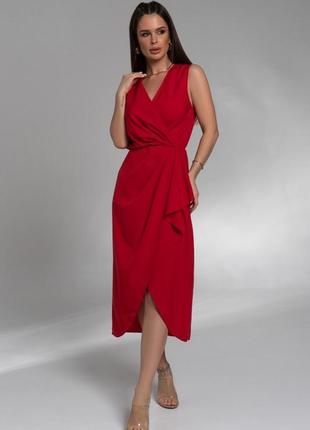 Красное платье без рукавов кроя на запах