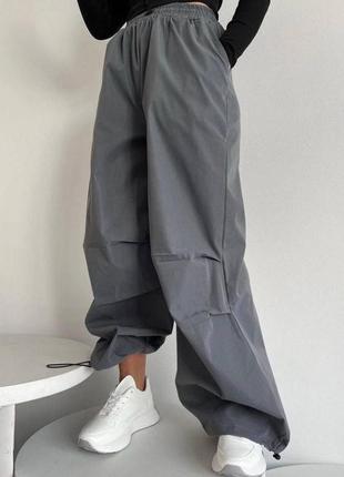 Трендовые брюки брюки карго плащевка с карманами высокой посадкой на резинке на затяжках свободного кроя