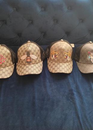 Чоловічі або жіночі кепки відомих брендів