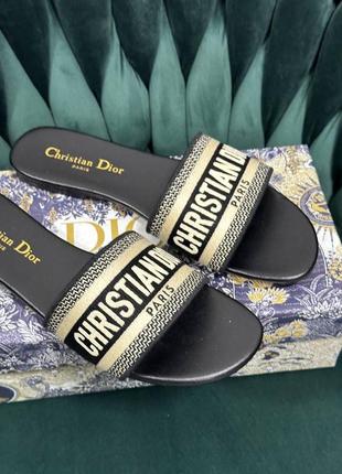 Чорні шльопанці в стилі christian dior