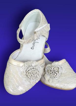 Туфли для девочки на каблуках бежевые с серебром