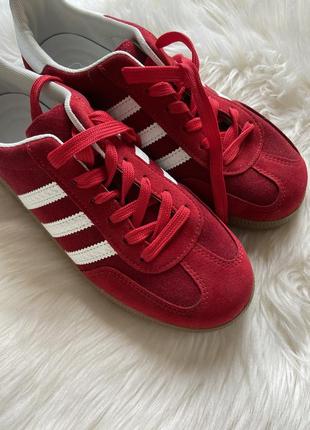Червоні кросівки