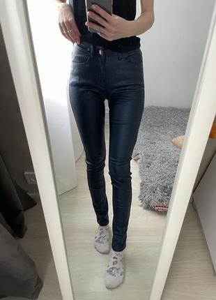 Крутые брюки джинсы
