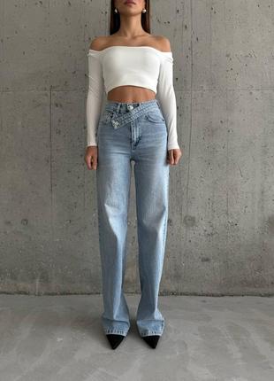 Женские джинсы трубы с асимметричным поясом