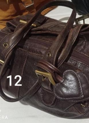Стильна коричнева шкіряна містка сумочка з короткими ручками.2 фото