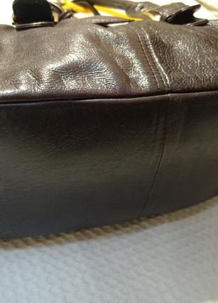 Стильна коричнева шкіряна містка сумочка з короткими ручками.4 фото