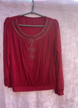 Блуза красная с вышивкой бисером и каминами, праздничная