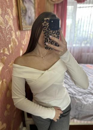 Кофта с открытыми плечами1 фото