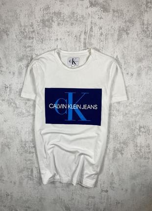 Белая футболка calvin klein с большим синим логотипом – стиль и простота
