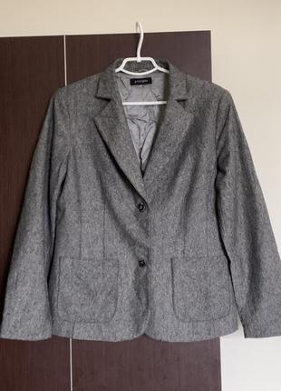 Базовый серый полуприталенный пиджак на пуговицах из шерсти и шелка (размер 40-42)