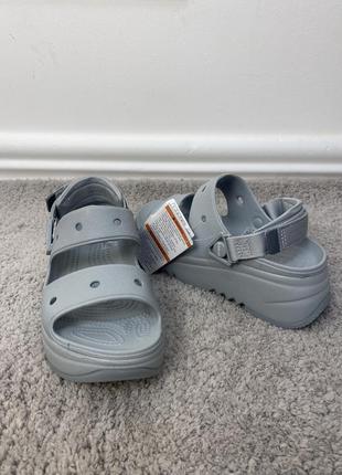 Crocs classic hiker xscape sandal grey жіночі сандалі крокс в сірому кольорі