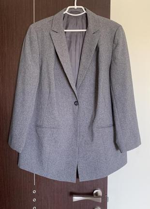 Модный серый однобортный пиджак (размер 46/18)