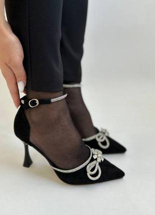 Черные женские туфли с серебряным бантиком на заколке каблуке замшевые