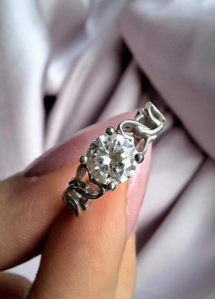 Серебряное кольцо с камнем циркония и сердечками