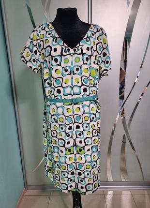Платье с геометрическим принтом, с вырезом по горловине и поясом
