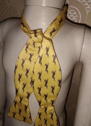 Яркий галстук с зайчиками