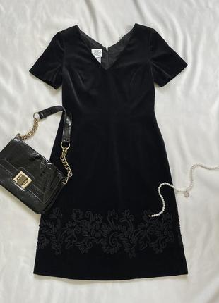 Вінтажна чорна оксамитова сукня laura ashley з вишивкою по низу вінтаж