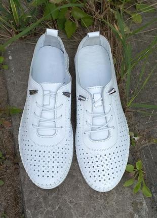 Очень легкие белые кожаные слипоны