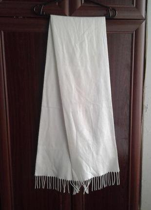 Акриловый шарф белого цвета с бахромой