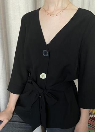 Легкая блуза-накидка с поясом размер m