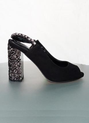 Черные босоножки замшевые натуральные на среднем каблуке нарядные со стразами открытые носок пятка