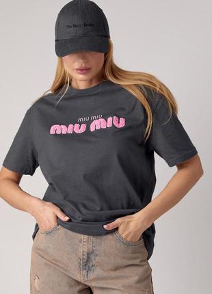 Трикотажна жіноча футболка з написом miu miu.