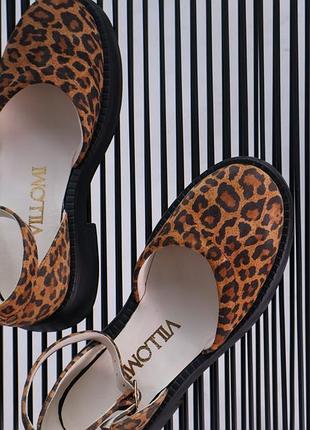 Леопардовые закрытые босоножки.