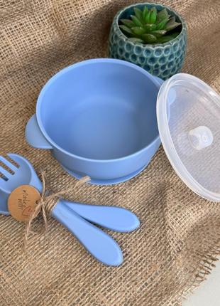Набор детской посуды, тарелка на присоске с крышкой, ложка и вилка. цвет голубой.