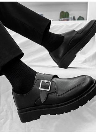 Мужские черные туфли лоферы с ремешком - молодежные