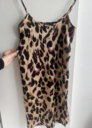 Стильное платье миди в леопардовый принт