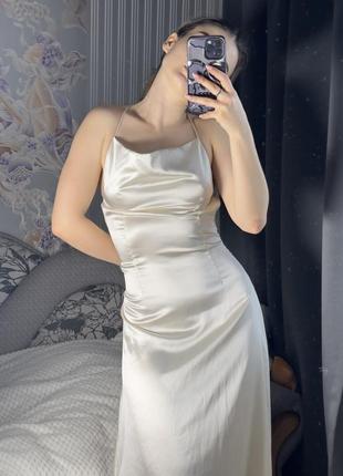 Белое атласное платье миди
