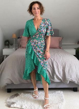 Платье яркое, зеленое на запах, летнее и романтичное
