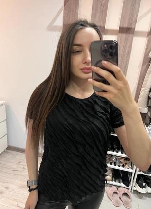 Чорна майка з рюшами