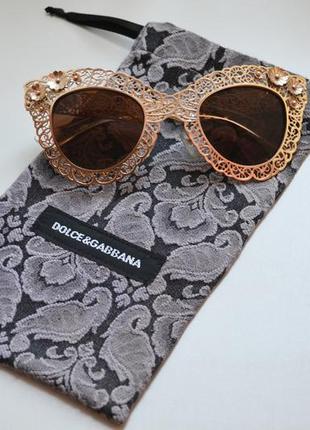 Роскошные солнцезащитные очки dolce & gabbana в золотой оправе
