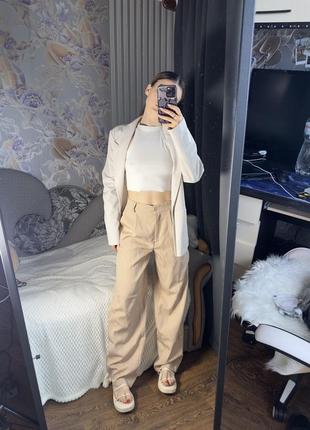 Брючные брюки беж цвета