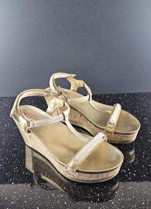 Prada золотые сандалии