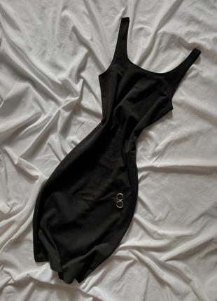 Базовое облегающее черное платье по фигуре с разрезом сзади