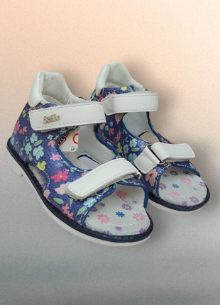 Босоножки сандалии для девочки с пяткой синие 
цветами блестящие