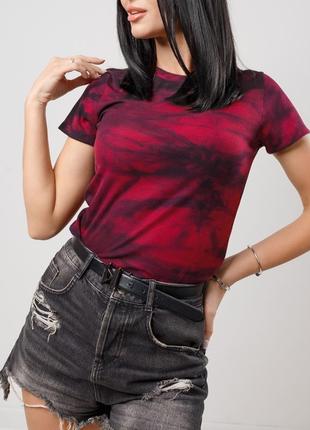 Женская летняя футболка в рубчик с эффектом тай-дай с коротким рукавом1 фото