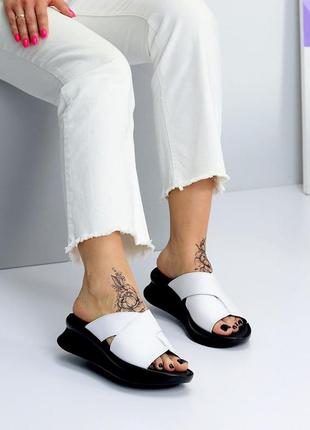 Класичні шльопанці, натуральна шкіра, для жінок у білому кольорі на чорній підошві в розмірах