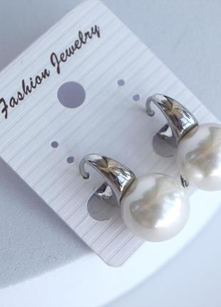 Актуальні сережки з гарною імітацією перлів (не пластик)