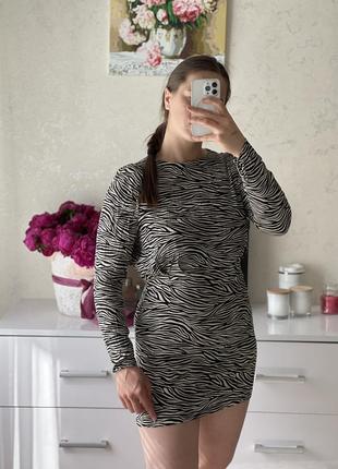 Платье с открытой спинкой