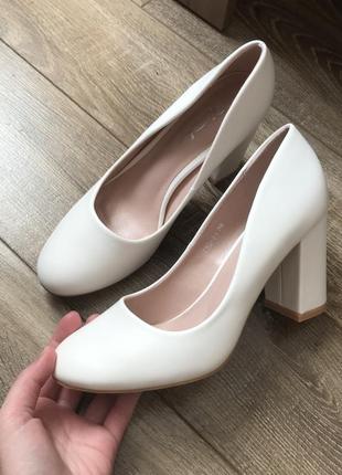 Белые туфли каблук