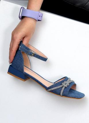 Синие джинс женские босоножки на маленьком каблуке каблуке с серебряными цепочками