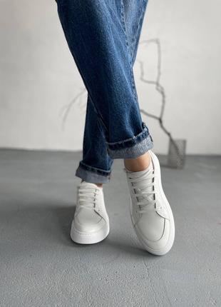 Базовые белые кожаные кроссовки